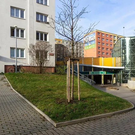 Jana's Wow Apt, 2br, Metro Next Door, Near The Airport Appartement