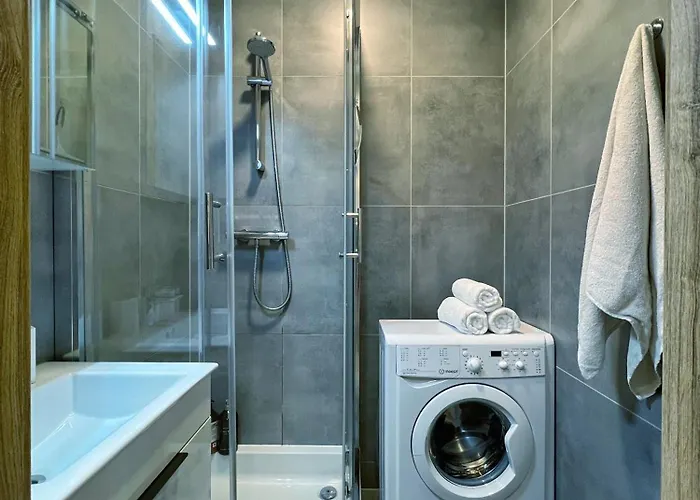 Jana's Wow Apt, 2br, Metro Next Door, Near The Airport * Praga