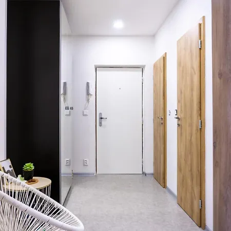 Apartment Jana's Wow Apt, 2br, Metro Next Door, Near The Airport Prague