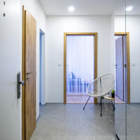 Jana's Wow Apt, 2br, Metro Next Door, Near The Airport Apartment Prague