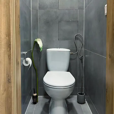 Apartment Jana's Wow Apt, 2br, Metro Next Door, Near The Airport Prague